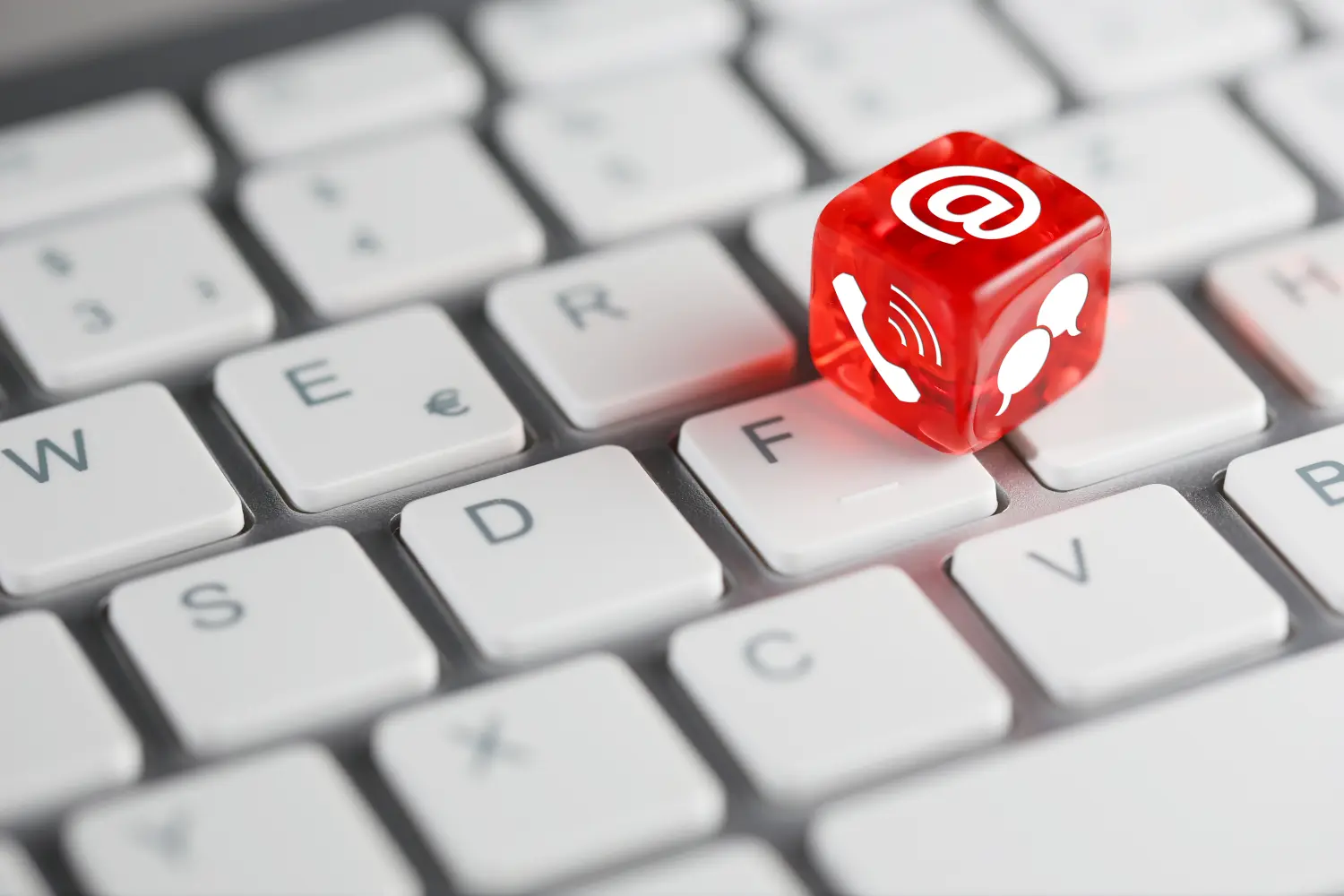 roter Würfel mit E-Mail, Telefon und Chat zur Kontaktaufnahme auf Tastatur